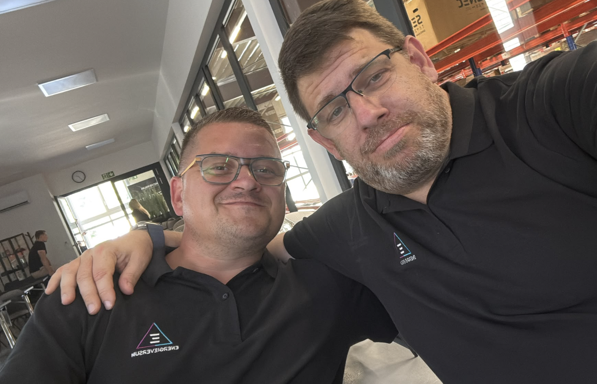 Christian M. und Sven P. gemeinsam im Betrieb
